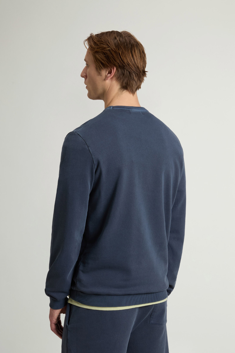 Mikina Woolrich Garment Dyed Logo Crenewck Faded Melton Blue