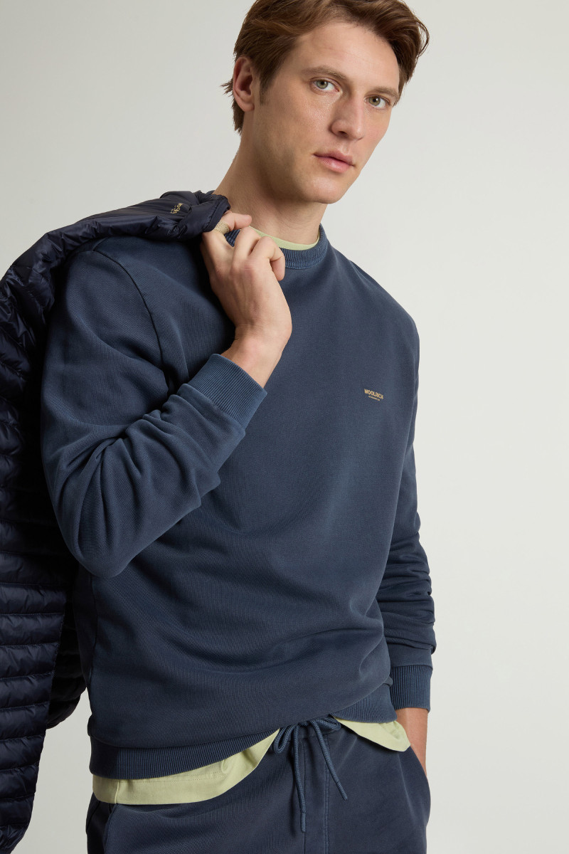 Mikina Woolrich Garment Dyed Logo Crenewck Faded Melton Blue