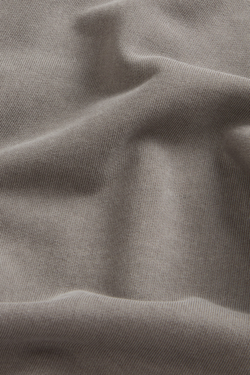 Mikina Woolrich Garment Dyed Logo Crenewck Faded Smokey Olive