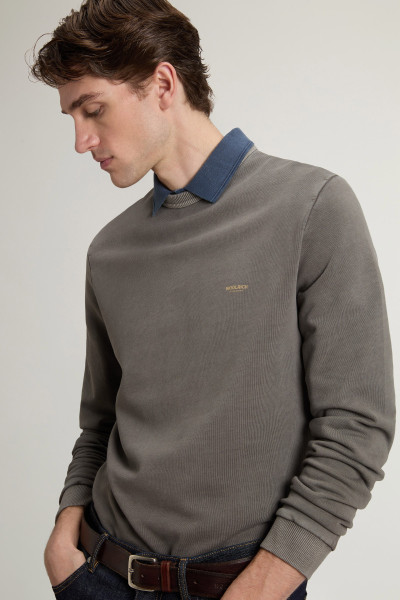 MIKINA WOOLRICH GARMENT DYED LOGO CRENEWCK - Fotografie č. 4