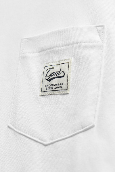 TRIČKO GANT BADGE POCKET SS T-SHIRT - Fotografia č. 6