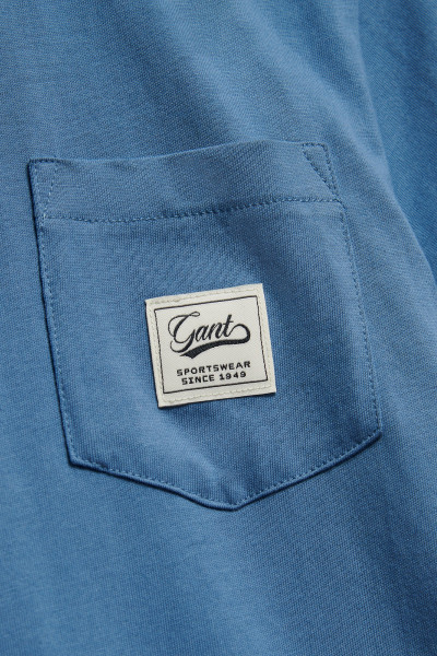 TRIČKO GANT BADGE POCKET SS T-SHIRT - Fotografia č. 6