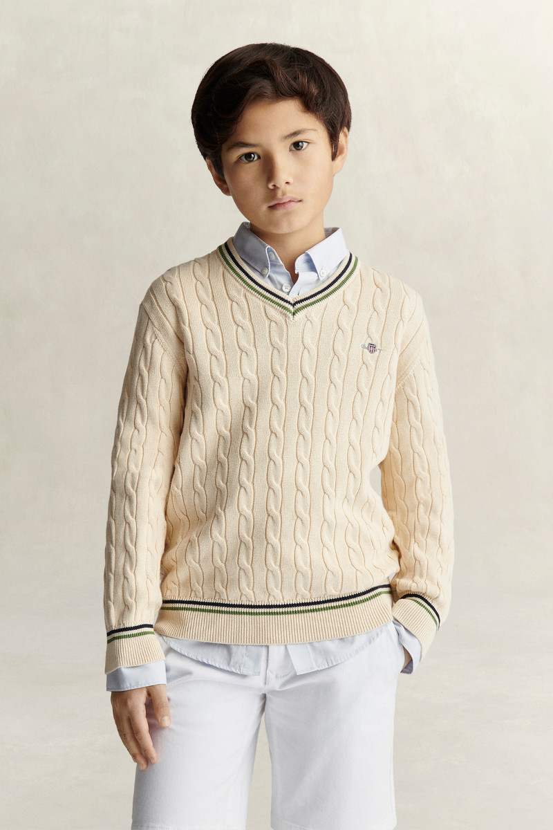 E-shop SVETR GANT CABLE V NECK CRICKET SWEATER CREAMED WHITE