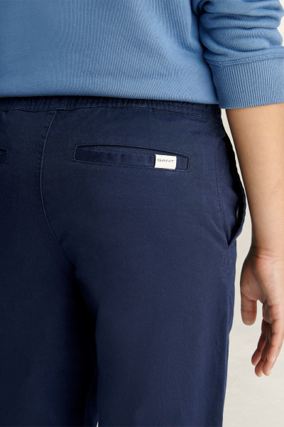 DŽÍNY GANT CHINO DRAWSTRING TROUSER - Fotografie č. 3