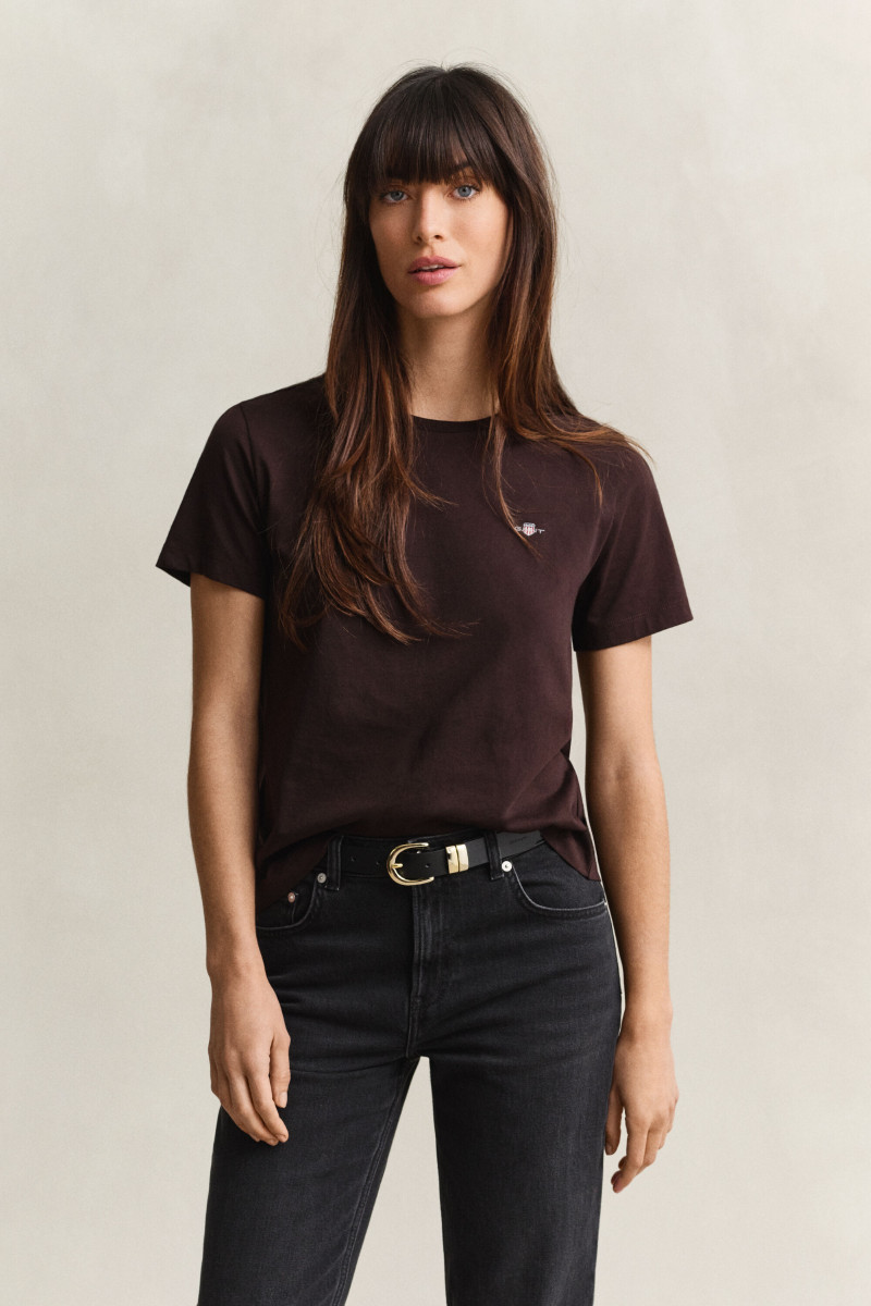 TRIČKO GANT REG SHIELD SS T-SHIRT DEEP BROWN