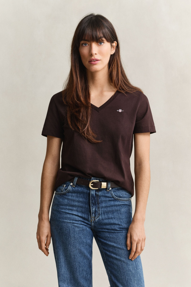 TRIČKO GANT REG SHIELD SS V-NECK T-SHIRT DEEP BROWN