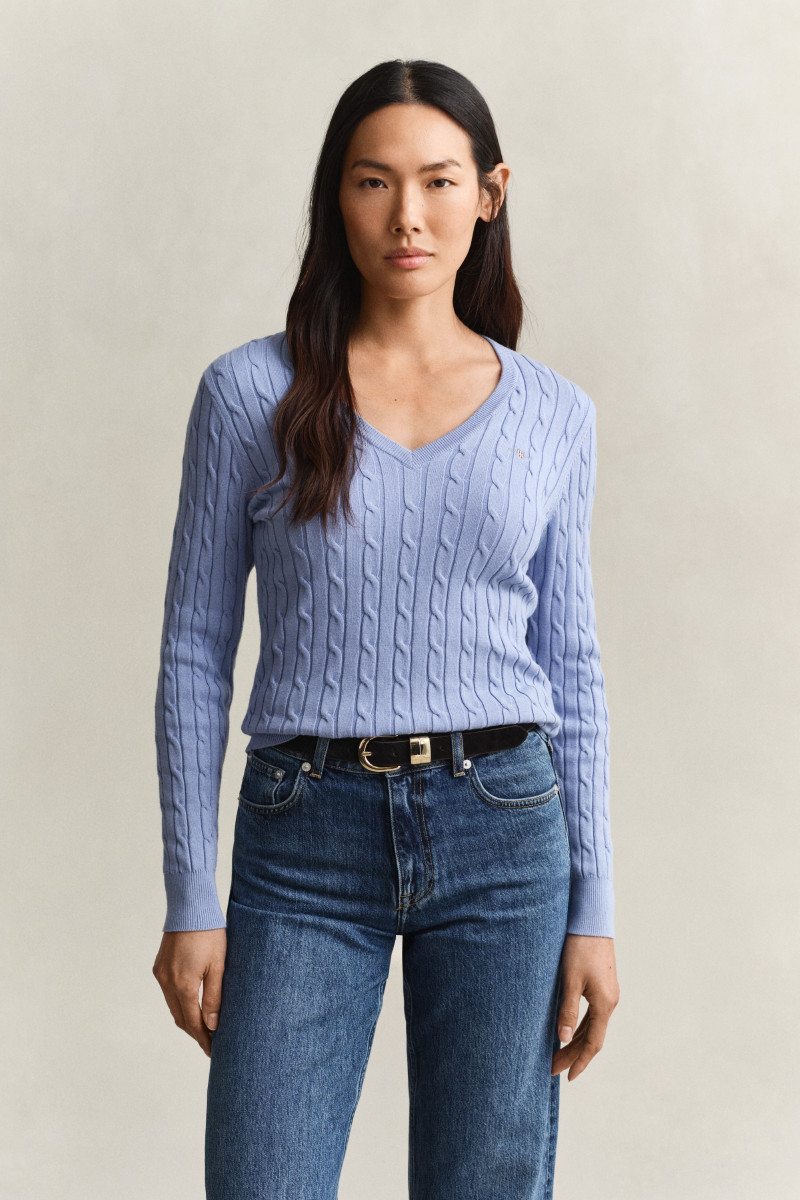 SVETER GANT STRETCH COTTON CABLE V-NECK MISTY LAVENDER