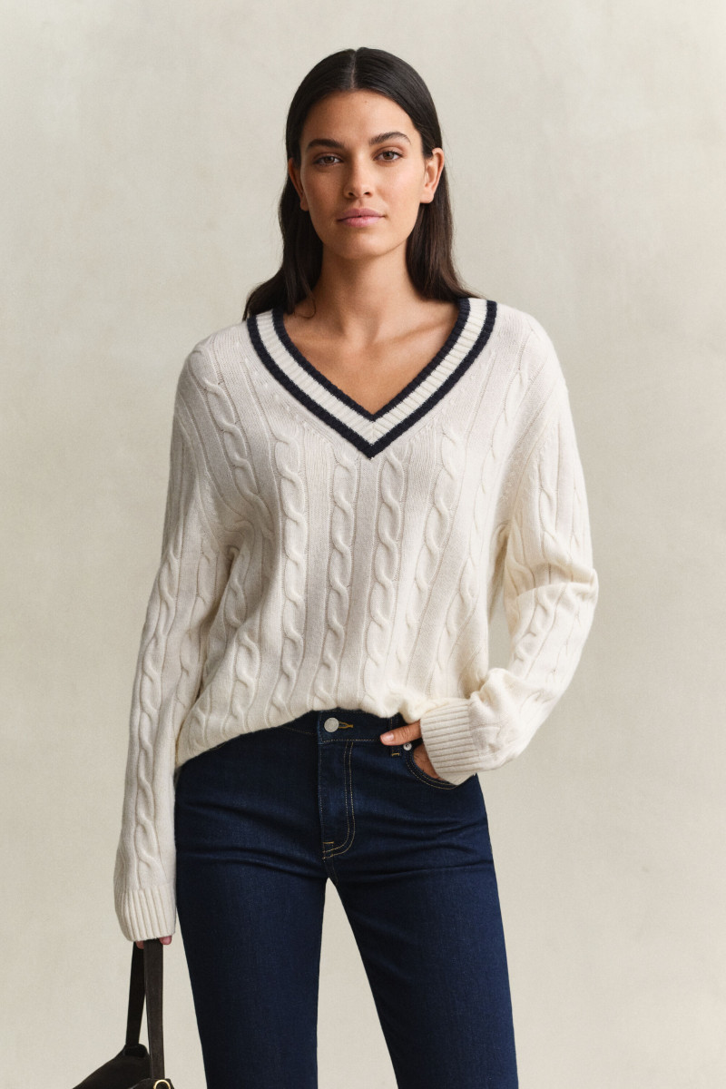 SVETER GANT MERINO WOOL CABLE CONTRAST V-NECK CREAM