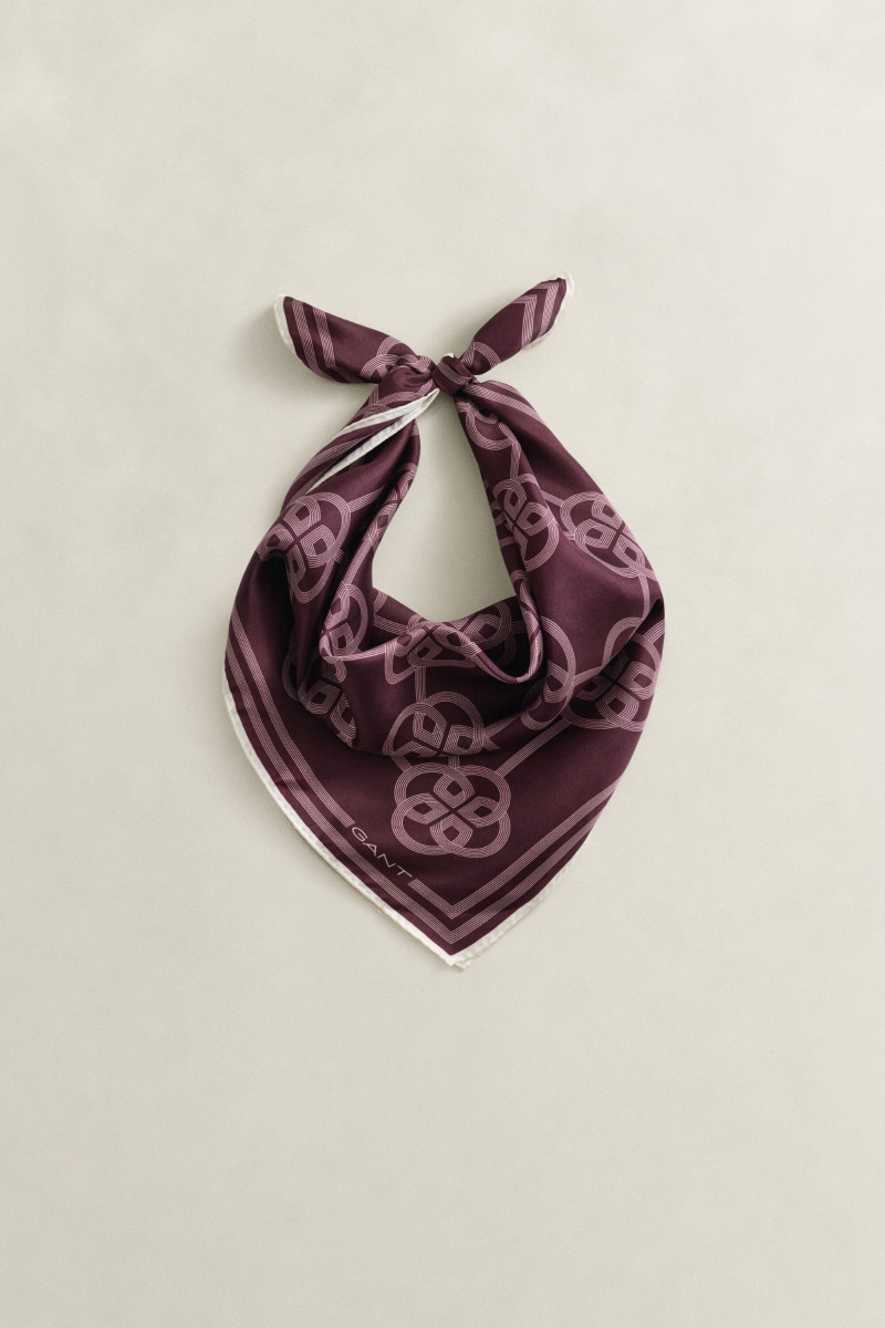 ŠÁL GANT MONOGRAM PRINT SILK SCARF DARKENED WINE