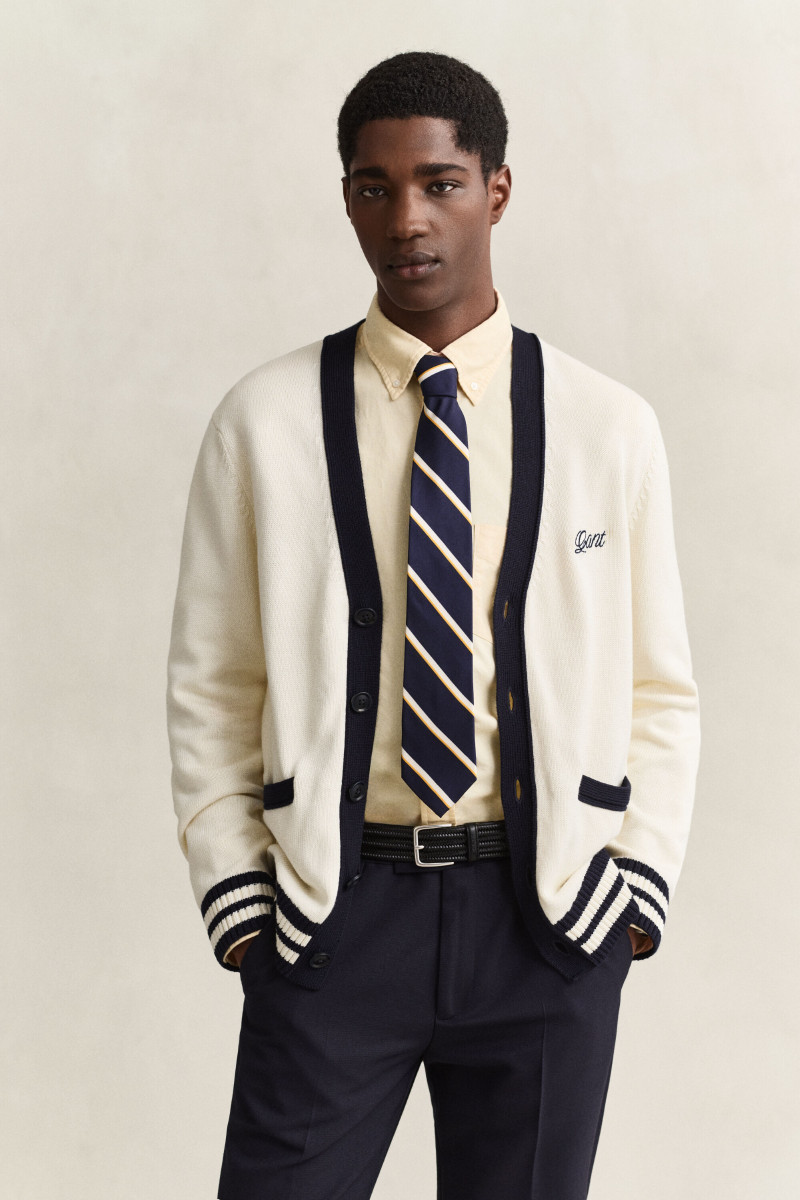 SVETER GANT BUTTONED COTTON V-NECK CARDIGAN CREAM