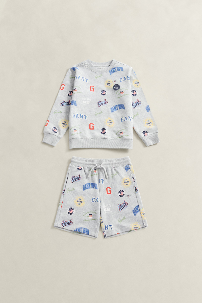 E-shop TEPLÁKOVÁ SOUPRAVA GANT AOP CREW AND SWEATPANT SET GREY MELANGE