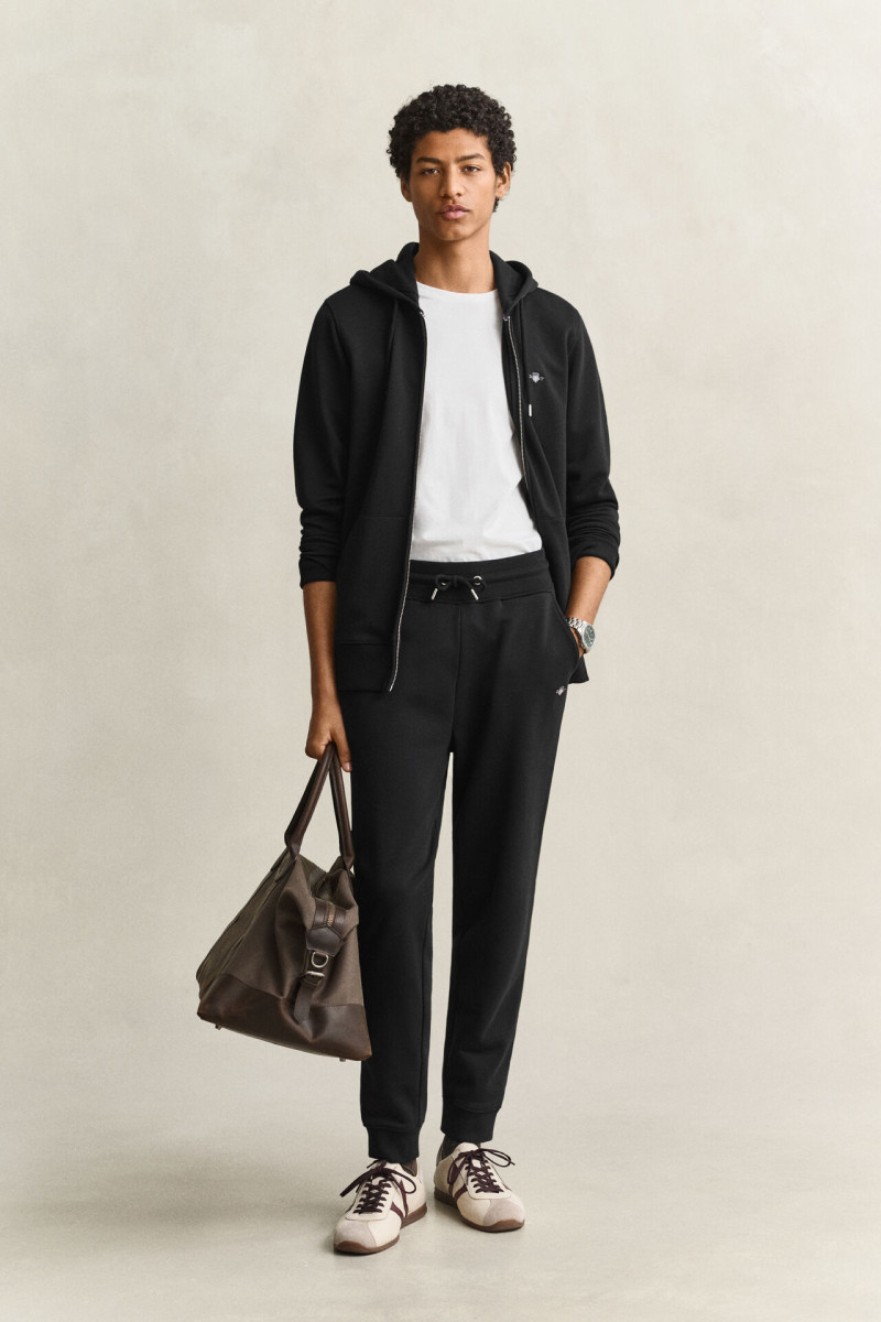 TEPLÁKY GANT REG SHIELD SWEATPANTS BLACK