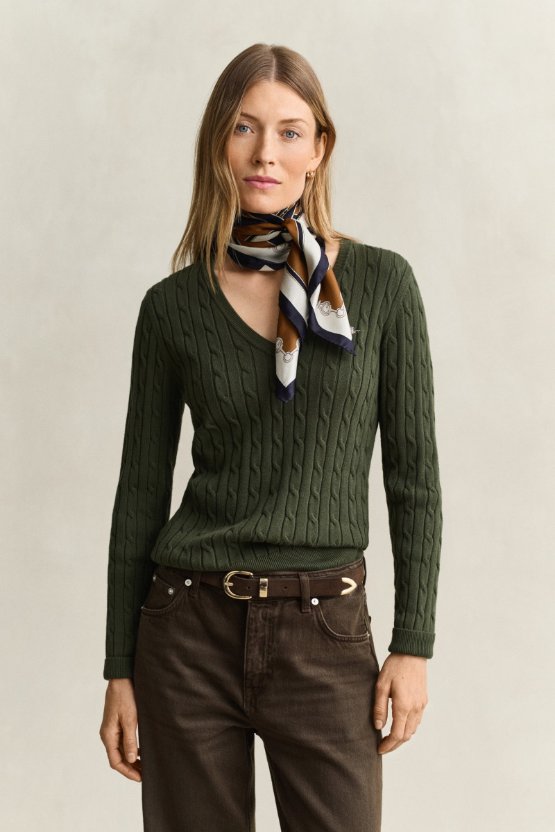 SVETER GANT STRETCH COTTON CABLE V-NECK MOSSY GREEN