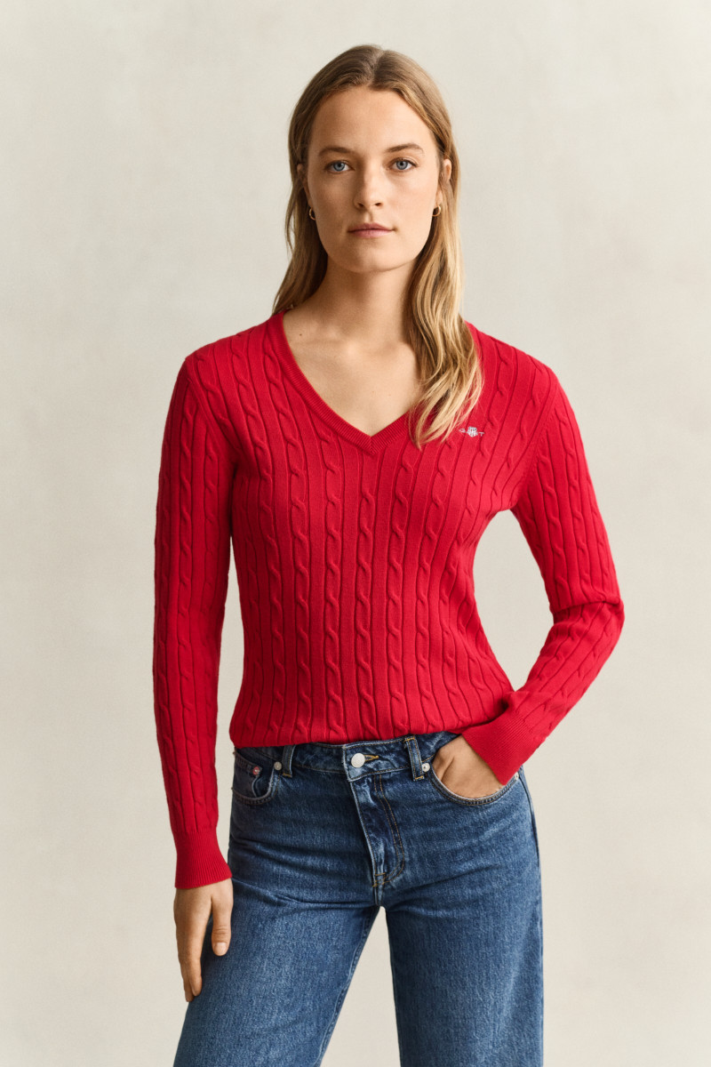 SVETER GANT STRETCH COTTON CABLE V-NECK RUBY RED