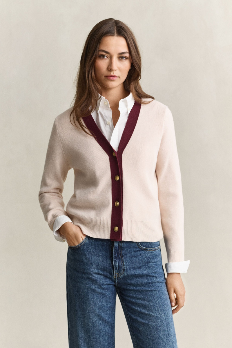 SVETER GANT CONTRAST V-NECK CARDIGAN REFINED PINK