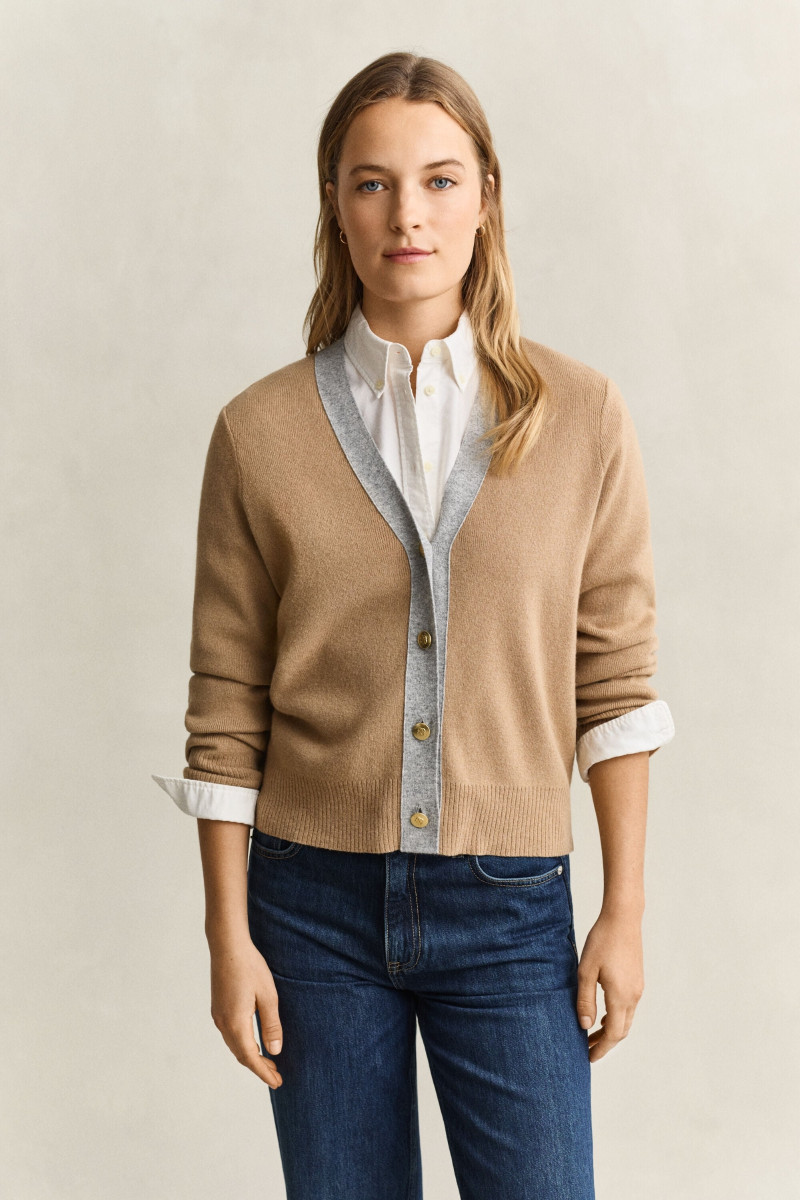 SVETER GANT CONTRAST V-NECK CARDIGAN WARM KHAKI