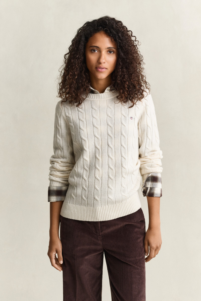 SVETER GANT LAMBSWOOL CABLE C-NECK CREAM