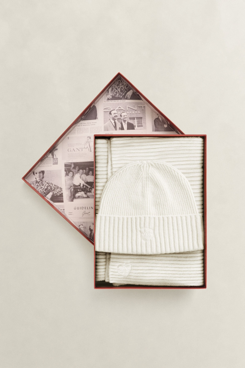 SET ČAPICA A ŠÁL GANT EMB G GIFT SET CREAM