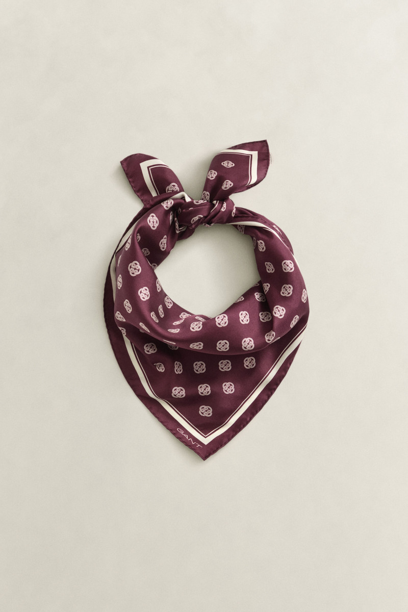 ŠÁL GANT MONOGRAM PRINT SILK SCARF DARKENED WINE