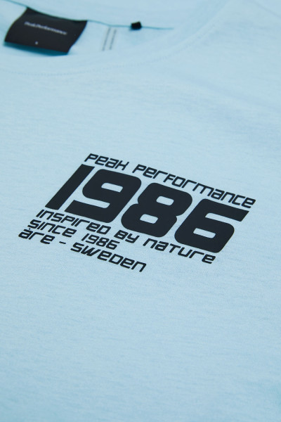 PÓLÓ PEAK PERFORMANCE W EXPLORE GRAPHIC TEE - Kép 4