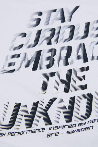 PÓLÓ PEAK PERFORMANCE W EXPLORE GRAPHIC TEE - Kép 4