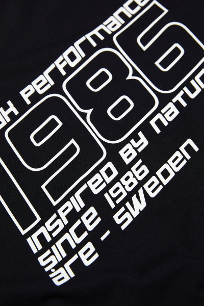 PÓLÓ PEAK PERFORMANCE W EXPLORE GRAPHIC TEE - Kép 4